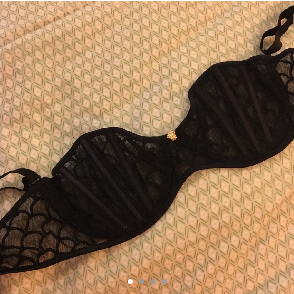 IN SEARCH OF THIS BRA 😩 😍